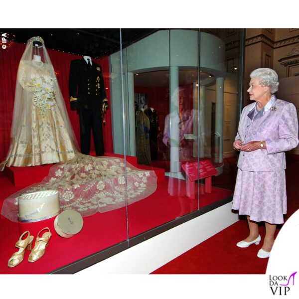 La Regina Elisabetta ammira il suo abito da sposa e gli accessori esposti accanto alla divisa del principe Flippo