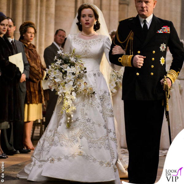 Nella serie tv "The Crown", dedicata alla storia della Regina Elisabetta, Claire Foy indossa una copia fedele dell'abito da sposa di Sua Maestà