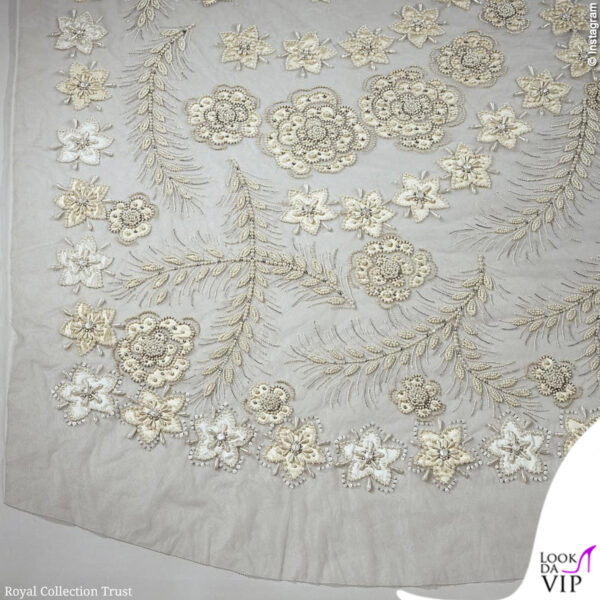 La trama disegna rose di York, spighe di grano, foglie di salsapariglia e fiori a forma di stella: tutti simboli di rinascita