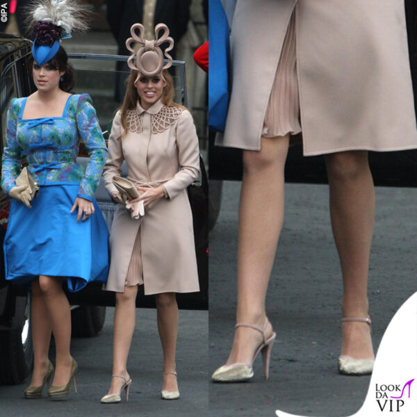 Beatrice con le décolleté Valentino e la sorella Eugenia alle nozze di William e Kate nel 2011