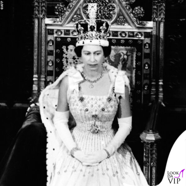 la regina Elisabetta nel 1966 con l'abito di Norman Hartnell