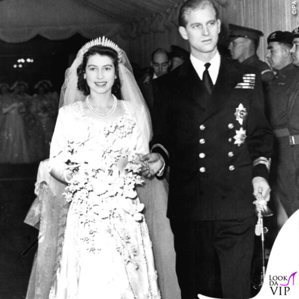 la regina Elisabetta nel giorno delle sue nozze nel 1947 con la Fringe Tiara
