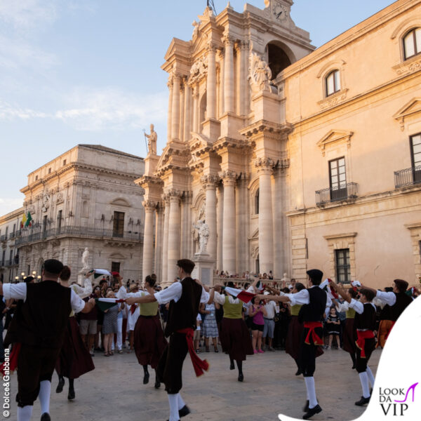 La sfilata folcloristica davanti ala cattedrale barocca