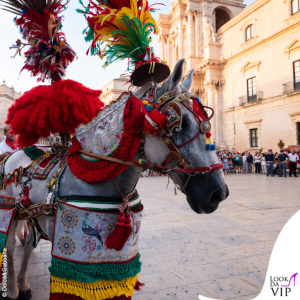 Tarantella e carretti siciliani sfilano in piazza Duomo