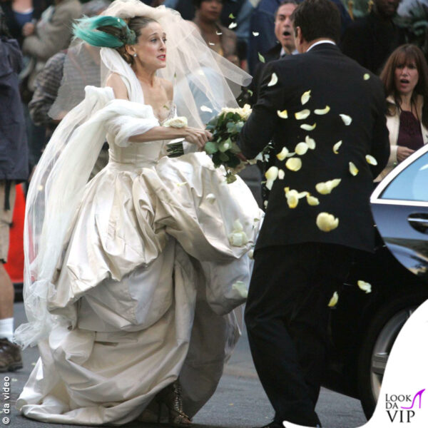 L'abito da sposa di Vivienne Westwood ha un corsetto in seta duchesse e la gonna in taffetà Radzimir in seta avorio