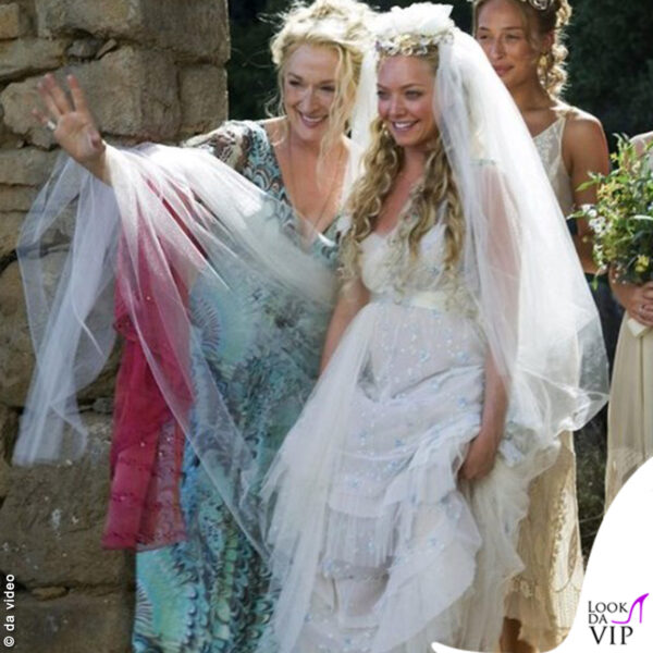 L'abito da sposa è stato disegnato dalla costumista Anne Roth, in stile bo-ho chic è in linea con le atmosfere hippie del film