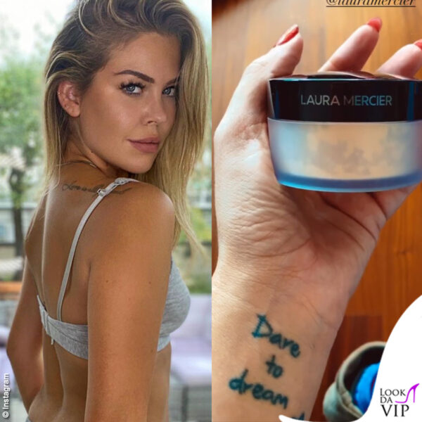 Per Costanza Caracciolo due tattoo testuali: "Dare to dream" sul polso e  "Love is all you need" sulla spalla destra