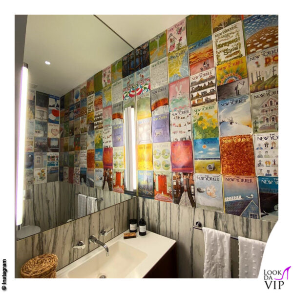 Sullo specchio del bagno si riflettono le copertine del The New Yorker 