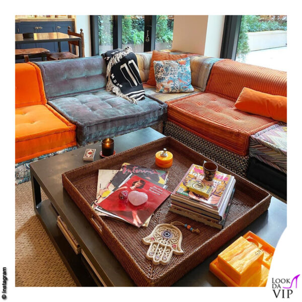 Benvenuti a casa di Gigi Hadid: al centro del living troneggia il divano di design Mah Jong di Roche Bobois, progettato nel 1971