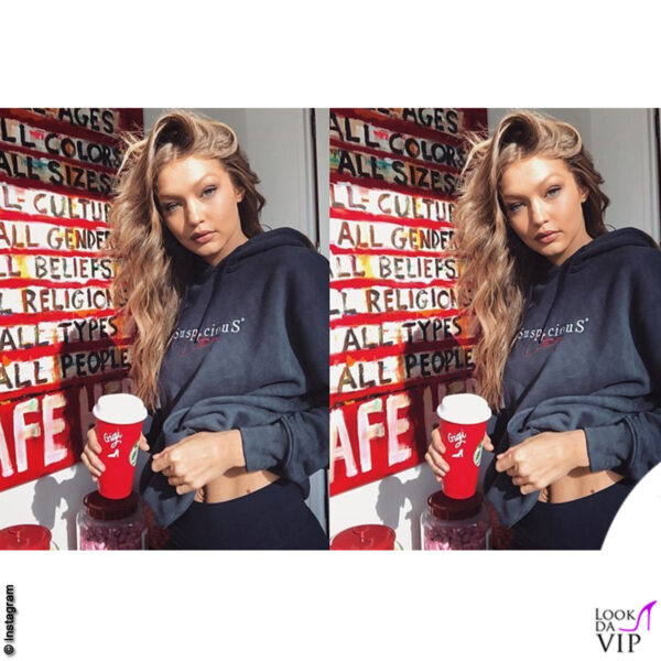 Gigi Hadid ha scelto personalmente le opere d'arte che arredano il suo appartamento. Il quadro di Eamon Harrington è anche un messaggio politico