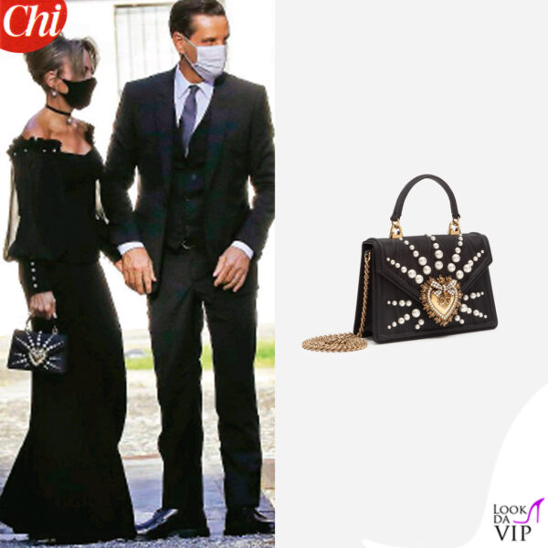 Total black per Marina Berlusconi, con la borsa Dolce&Gabbana