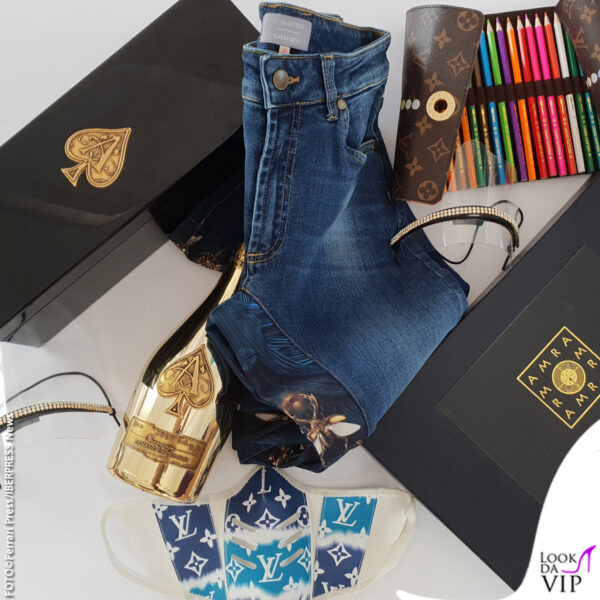 La gift box per gli ospiti conteneva un portamatite Louis Vuitton, una bottiglia di champagne Armand de Brignac, un paio di jeans Alexander McQueen, detergente per il viso e siero Amra, una mascherina in pelle Louis Vuitton