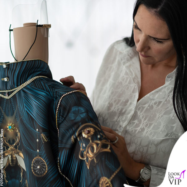 L'outfit è stato realizzato dalla designer Debbie Wingham con la collaborazione di Gary McQueen