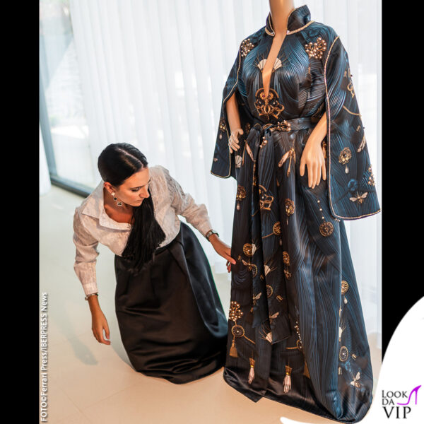 la cappa riccamente decorata è la protagonista dell'outfit ed è ispirata a un moderno abito abaya mediorientale