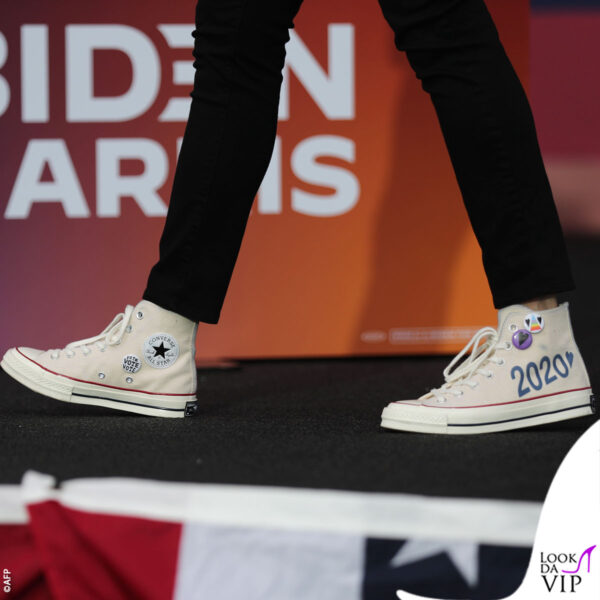 con le Converse personalizzate per le elezioni