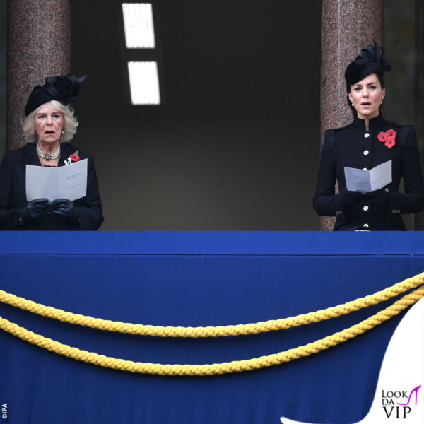 Kate e Camilla cantano dal balcone di Buckingham Palace