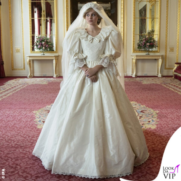 Nella serie "The Crown", Emma Corrin interpreta Lady D: per la scena delle nozze indossa una riproduzione dell'abito originale