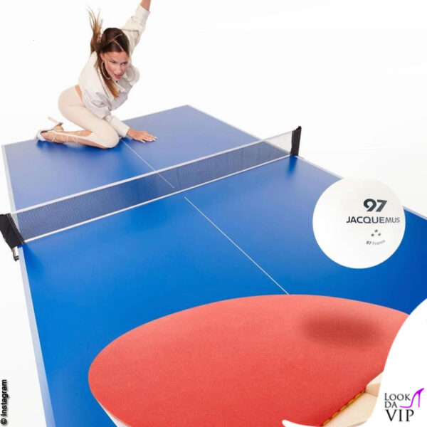 I look Jacquemus si prestano anche per le partite a ping pong...