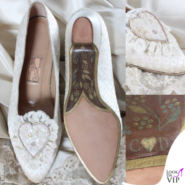 Le slippers di raso e pizzo realizzate da Clive Shilton. Sulla suola erano dipinte le iniziali C e D unite da un cuore