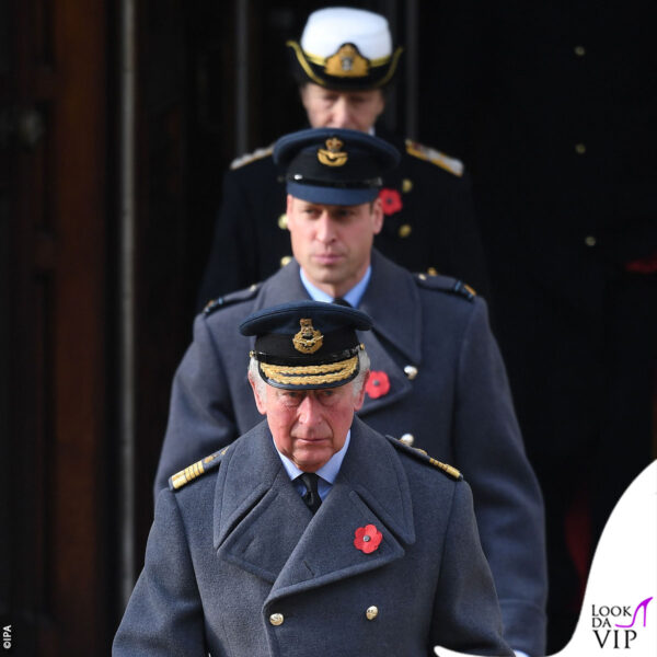Carlo, William e la Principessa Anna si dirigono al cenotafio 
