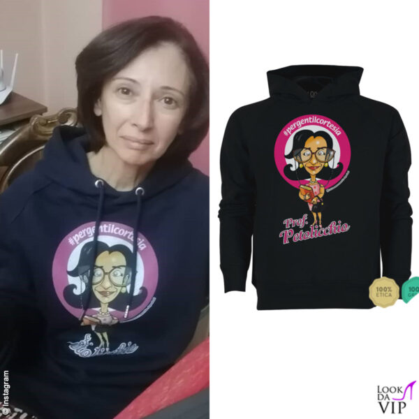 La prof Petolicchio con la felpa Worth Wearing che recita la sua celebre frase: "Per gentil cortesia"