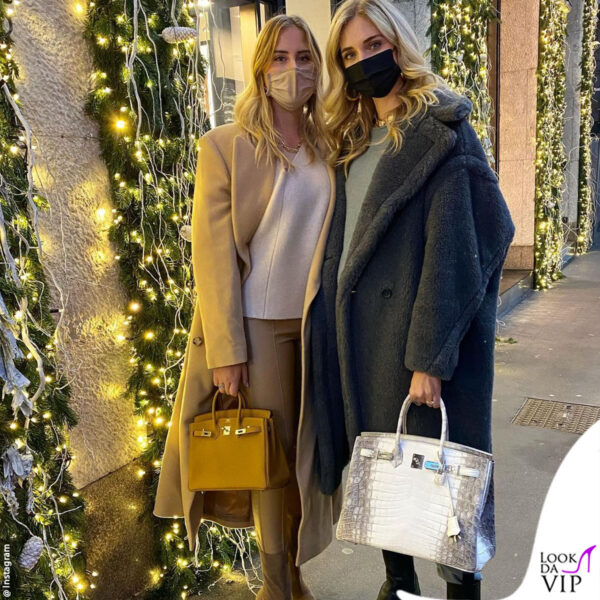 Chiara insieme alla sorella Valentina, che sfoggia una versione più "economica" della Birkin