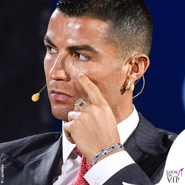 I fotografi non si sono lasciati sfuggire i dettagli luccicanti sfoggiati da Cristiano Ronaldo 