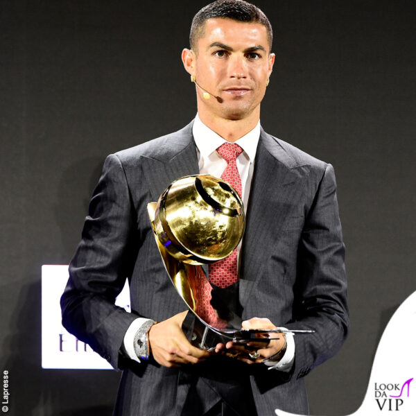 Per ricevere il prestigioso premio di Calciatore del Secolo, Ronaldo ha indossato un abito Alessandro Martorana 