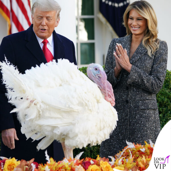 Melania e Donald Trump graziano il tacchino pochi giorni prima del Ringraziamento 