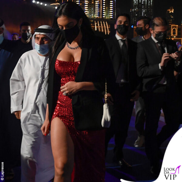 L'abito scollato e luccicante rosso scarlatto valorizzava le forme della compagna di Cristiano Ronaldo