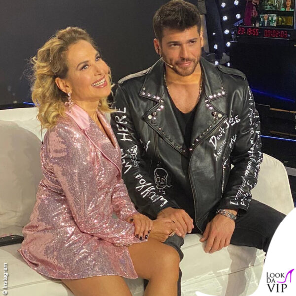 Can Yaman ospite di Barbara d'Urso live con un giubbotto Ilker Biligi