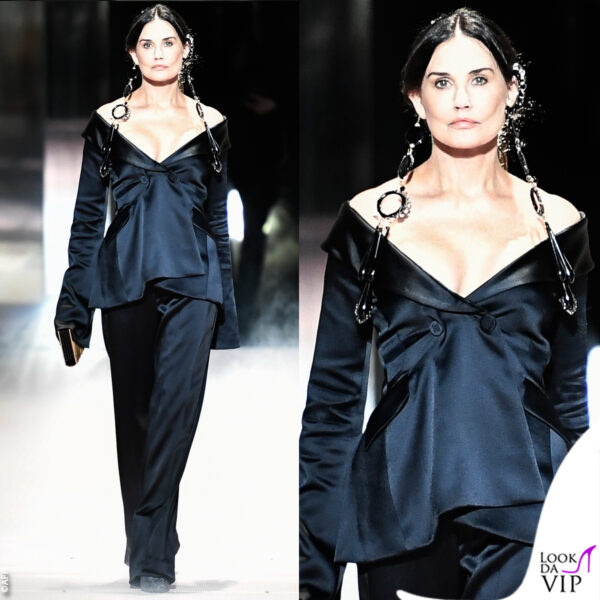 l'intramontabile bellezza di Demi Moore, elegante e rigorosa in un completo pantalone in seta