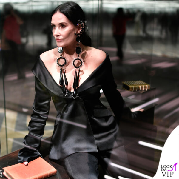 Demi Moore in un box di plexiglass durante lo show-evento