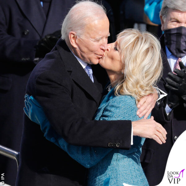 Jill e Joe Biden si abbracciano dopo il giuramento