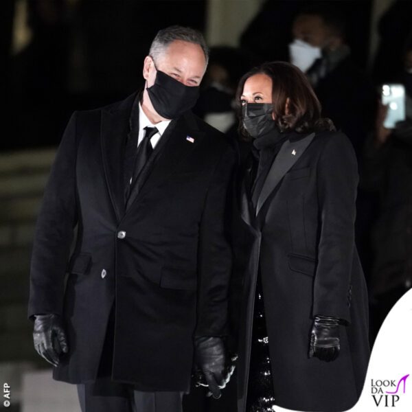 Kamala Harris in nero per l'evento serale