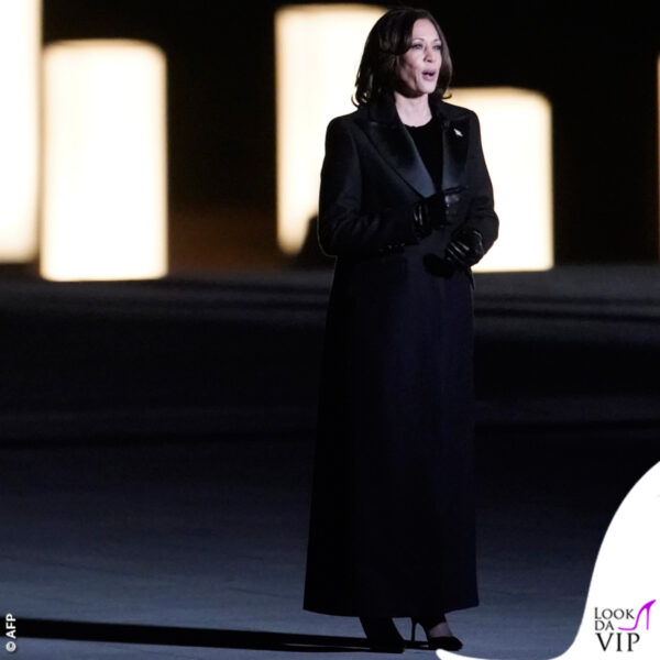 Si tratta di un outfit di Sergio Hudson 