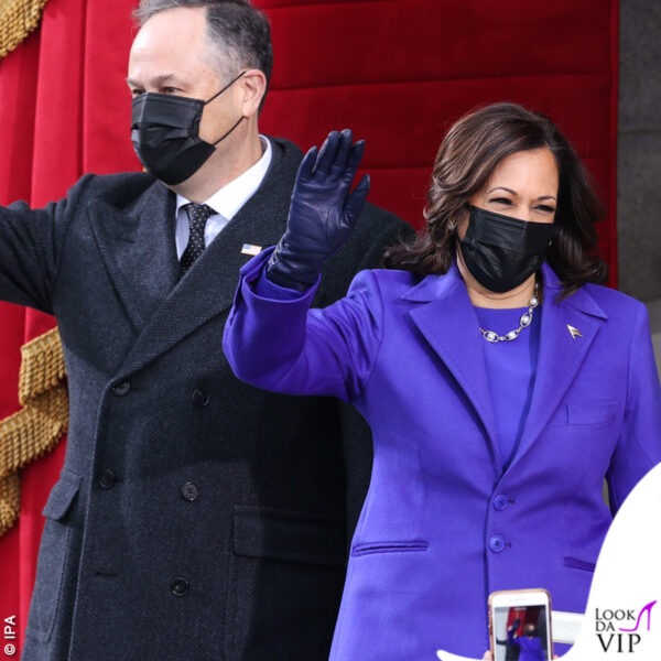 le perle sono il filo conduttore di molti outfit della Harris 