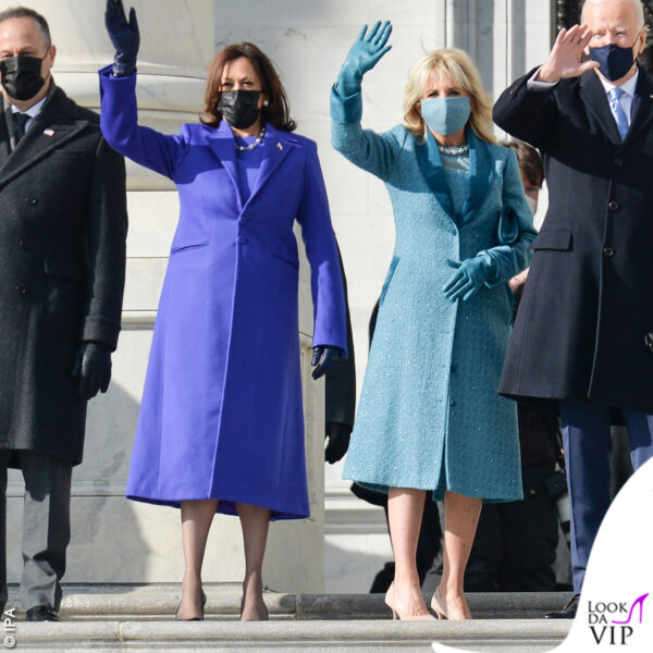 La vicepresidente Kamala Harris ha optato per un outfit viola mentre la First Lady Jill Biden era in celeste