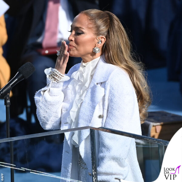 Jlo manda baci al pubblico 