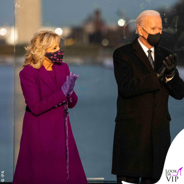 Spicca su tutti il viola dell'outfit di Jill Biden