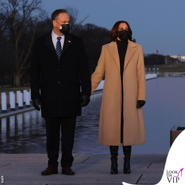 Kamala e il marito Douglas Emhoff il 19 gennaio al Lincoln Memorial di Washington 