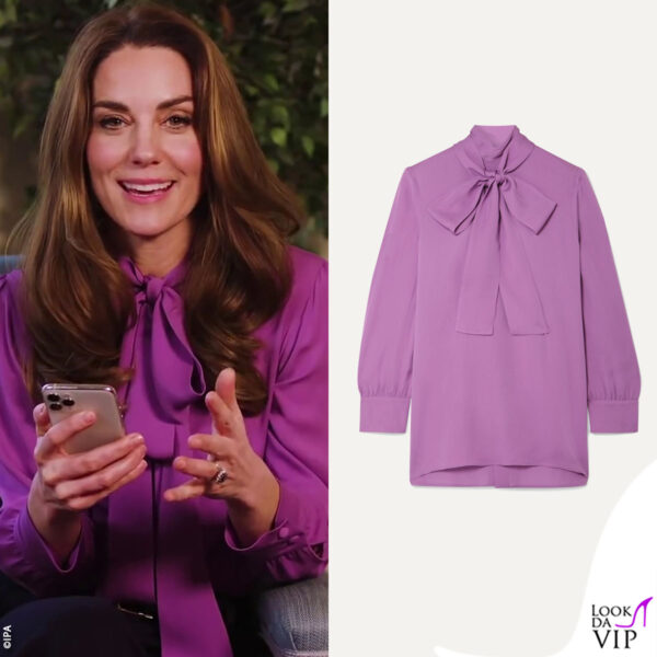 con la famosa camicia "Pussy Bow" di Gucci 