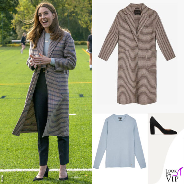 cappotto e maglione Massimo Dutti, pump Gianvito Rossi