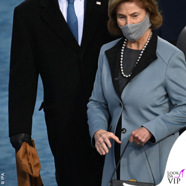 Cappottino azzurro e collana di perle per l'ex First Lady Laura Bush 