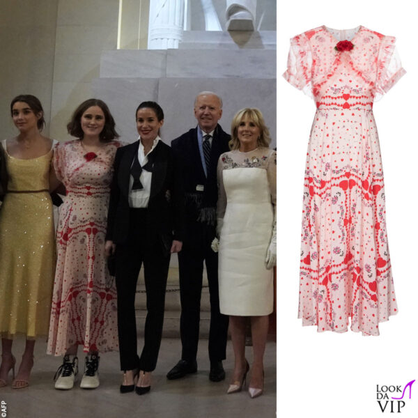 Maisy Biden insossa un abito Rodarte abbinato a sneakers Nike 
