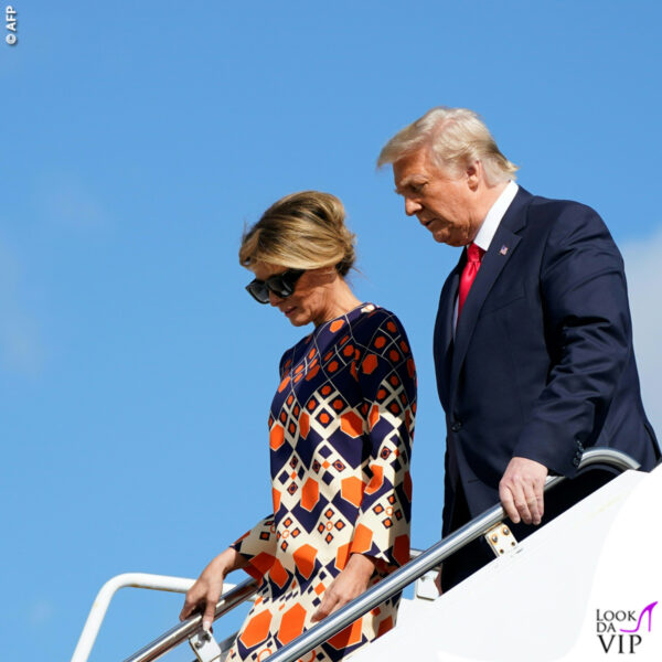 A fianco del marito Donald Trump, Melania con un coloratissimo outfit dal sapore vacanziero