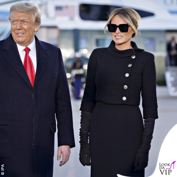 Melania sfodera grandi sorrisi sotto gli occhiali scuri