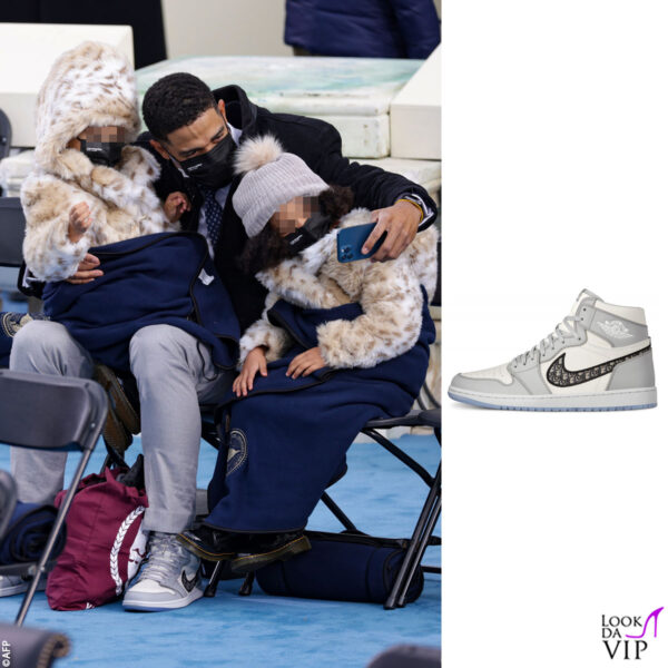 Nikolas Ajagu abbraccia le figlie mentre sfoggia ai piedi le Jordan 1 Resto High Dior