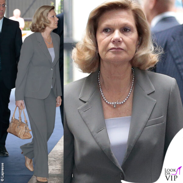 Tailleur grigio per Serena Draghi, con accessori a tinte neutre