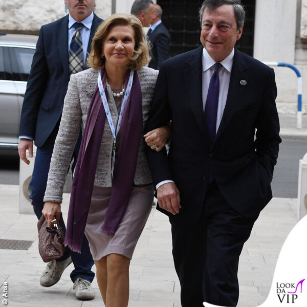 Serena Draghi indossava un look sui toni del rosa e le immancabili perle